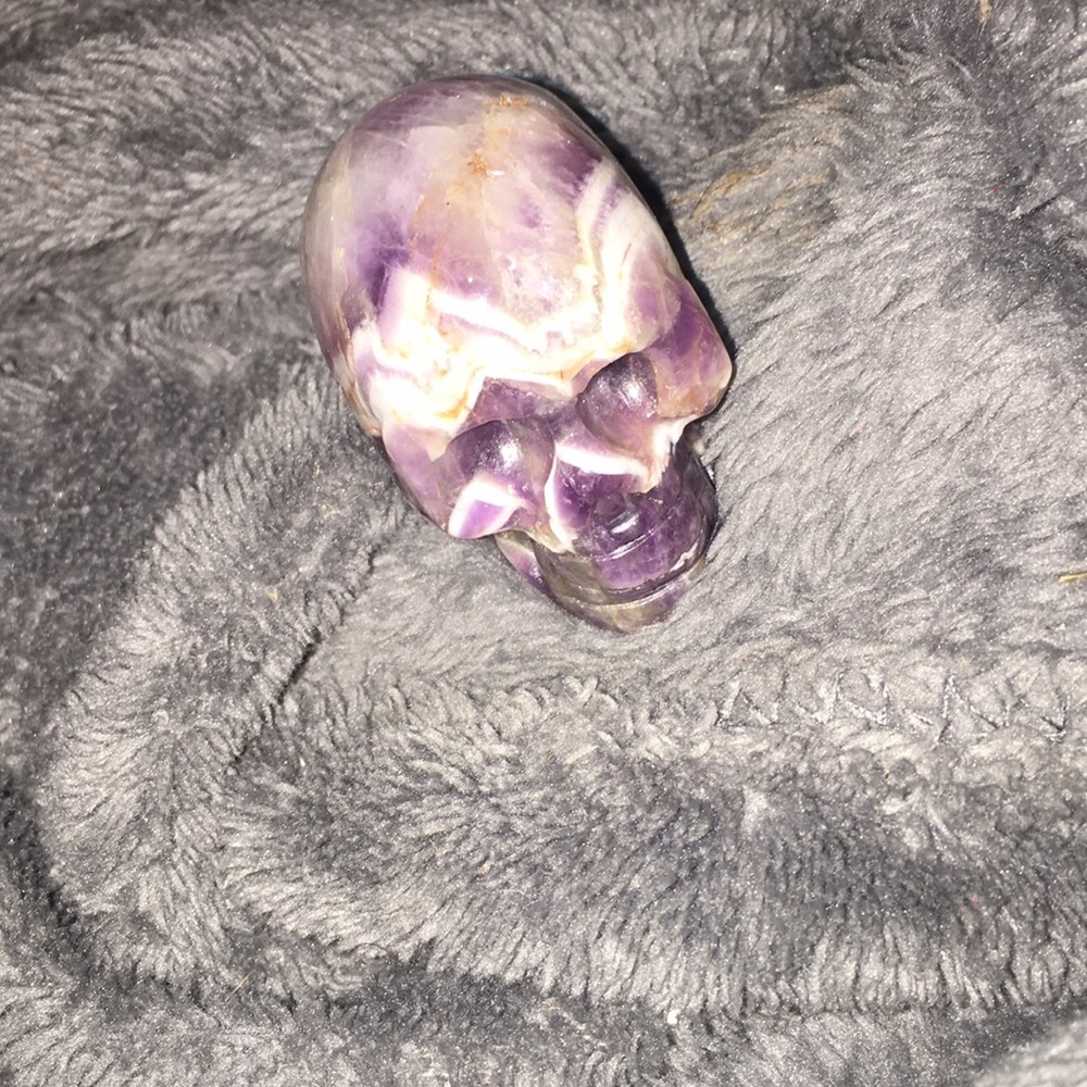 Stone skull carving amethyst